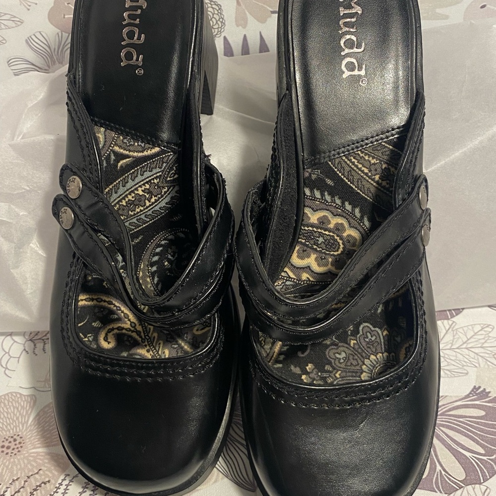 Mudd Black and Cream Women's Mules Y2K dream!